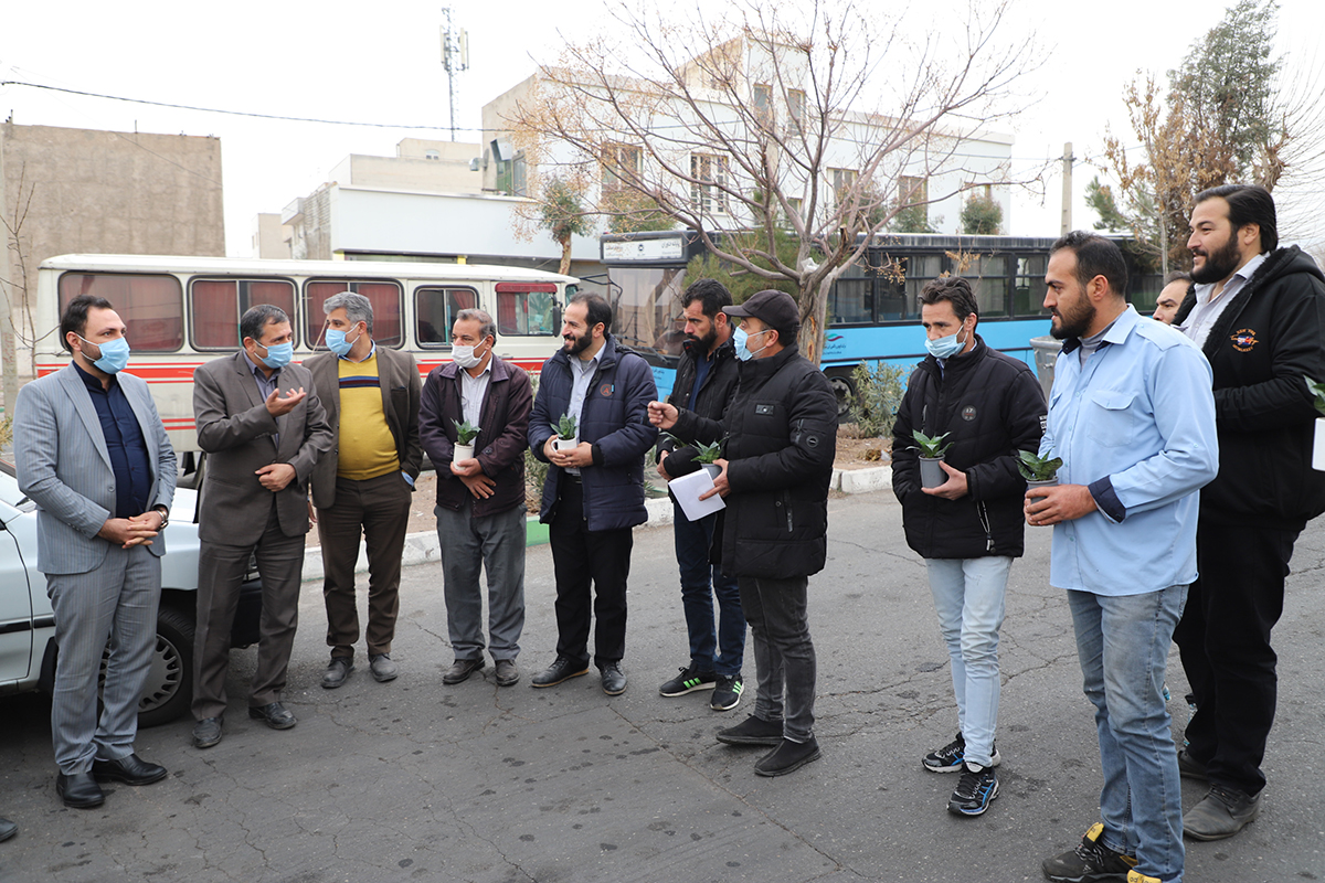 تجلیل شهردار و اعضای شورای اسلامی شهر قیامدشت از رانندگان حمل و نقل عمومی به مناسبت ۲۶ آذر