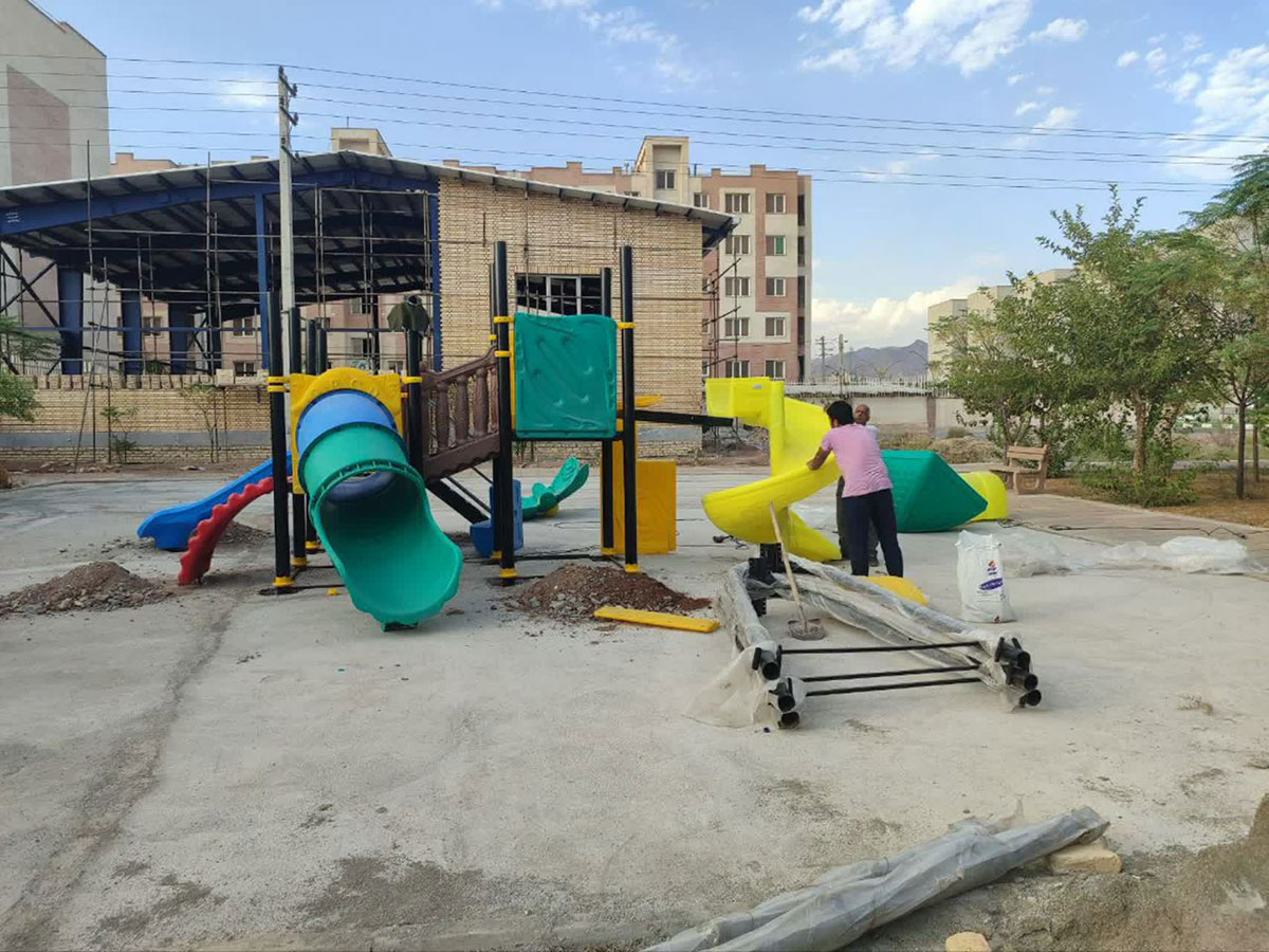 آغاز نصب وسایل بازی کودکان در بوستان شهریار شهرقیامدشت 