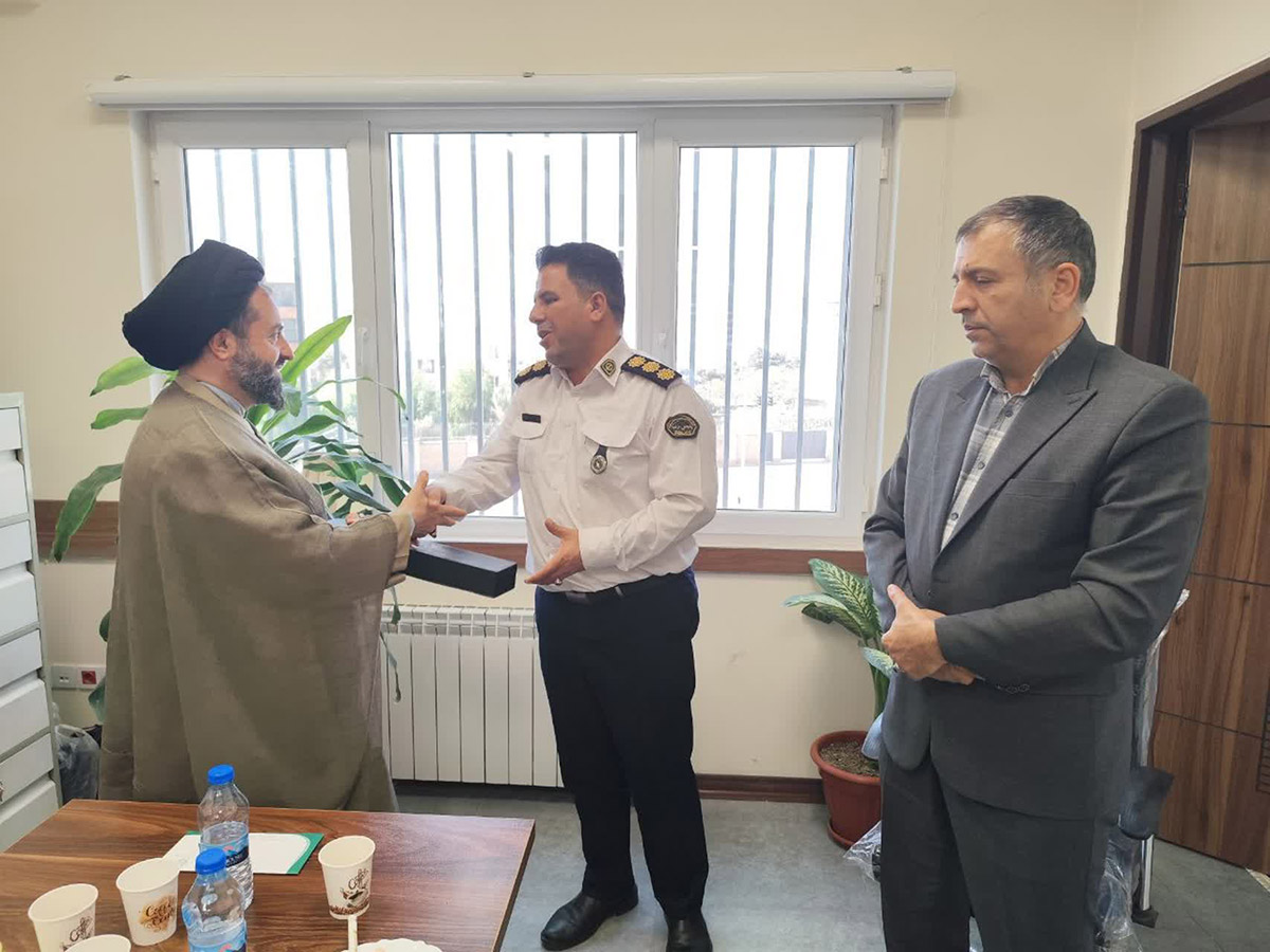 تجلیل حوزه مدیریت شهری قیامدشت از تلاش های کلانتری 174 قیامدشت و پلیس راه به مناسبت هفته نیروی انتظامی