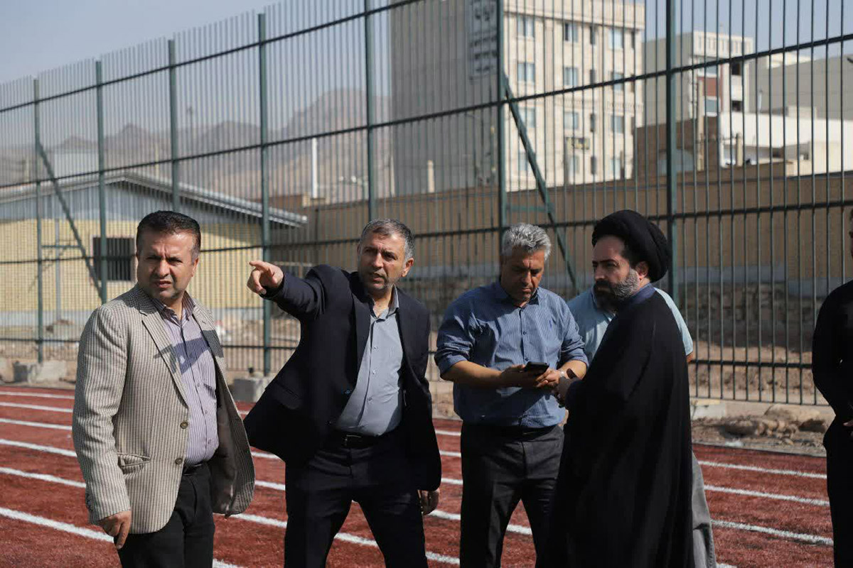 بازدید شهردار و اعضای شورای اسلامی شهر قیامدشت از ورزسگاه پنج هزارنفری شهر